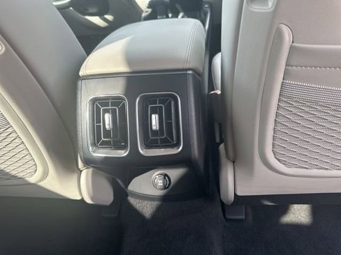 Used 2025 Kia Sorento S image 29