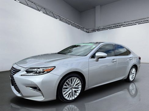 Used 2016 Lexus ES 350 w/ Luxury Package w/Wood Trim image 10