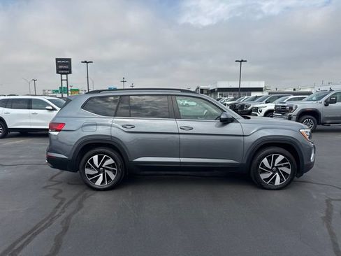 Used 2025 Volkswagen Atlas SE FWD image 2