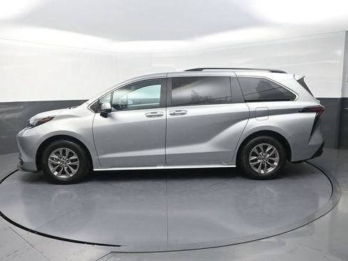 Used 2025 Toyota Sienna XLE FWD image 4
