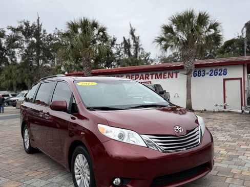 Used 2017 Toyota Sienna image 2