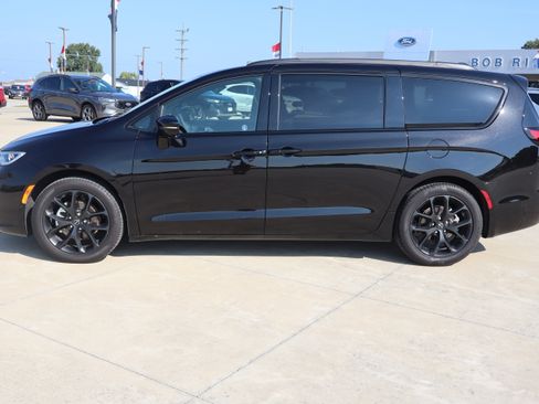 Used 2025 Chrysler Pacifica Limited FWD image 8