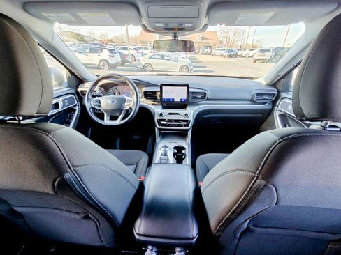 Used 2023 Ford Explorer XLT image 2