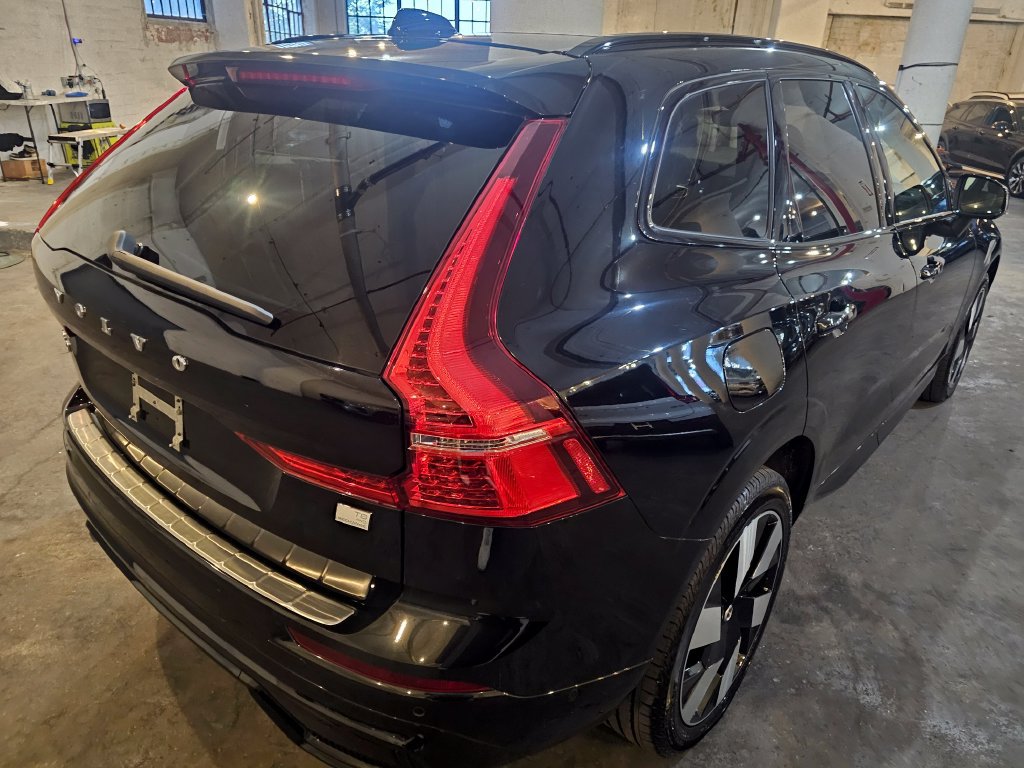 Certified 2024 Volvo XC60 T8 Ultimate w/ Protection Package Premier AWD/4WD image 3