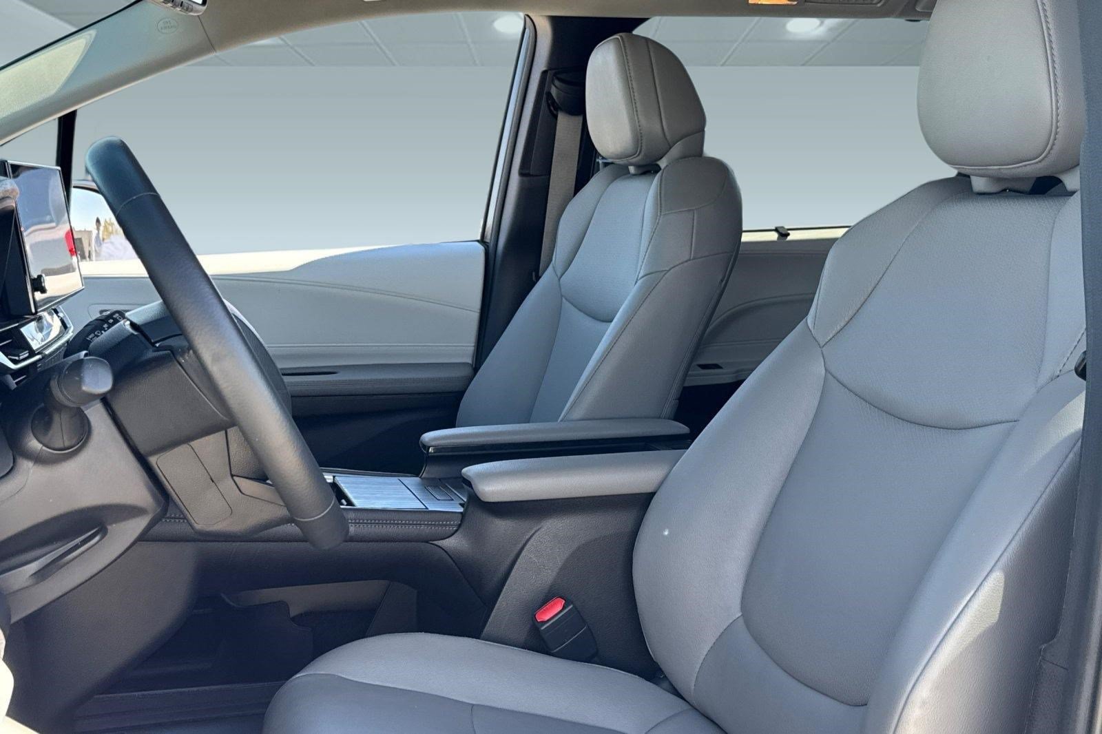 Used 2025 Toyota Sienna XLE FWD image 5