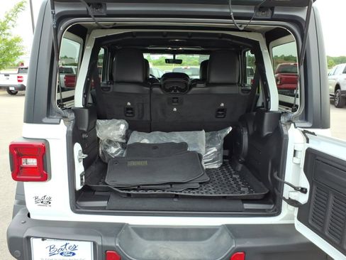 Used 2022 Jeep Wrangler Unlimited Rubicon w/ Steel Bumper Group AWD/4WD image 10