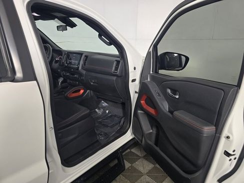 Used 2022 Nissan Frontier PRO-4X image 14