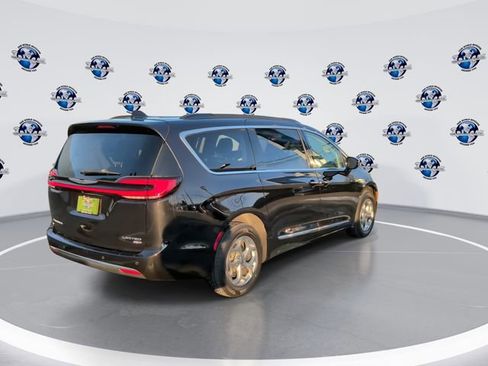Used 2023 Chrysler Pacifica Limited image 9