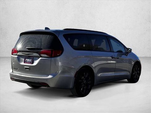 Used 2018 Chrysler Pacifica Touring-L w/ Premium Audio Group image 5
