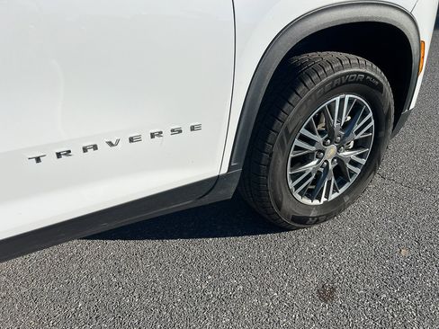 Used 2025 Chevrolet Traverse LT image 12
