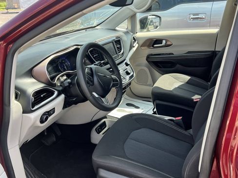 Used 2023 Chrysler Voyager LX FWD image 4