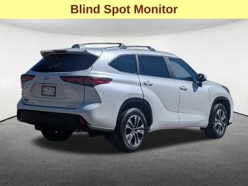 Used 2023 Toyota Highlander XLE AWD/4WD image 5