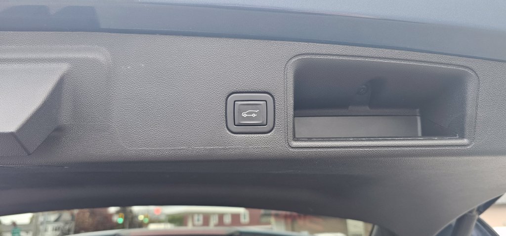 Used 2024 GMC Terrain SLT w/ Tech Package AWD/4WD image 21