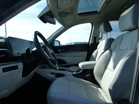 Used 2025 Kia Telluride EX w/ EX Captain's Chair Package image 13