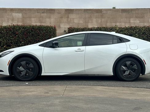 Used 2024 Toyota Prius Prime SE image 7