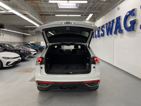 Used 2023 Volkswagen Atlas Cross Sport SE w/ Black Wheel Package image 9