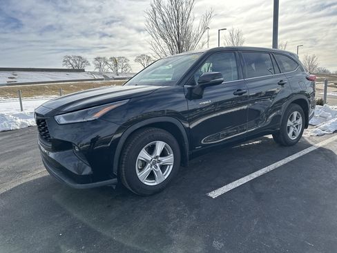Used 2021 Toyota Highlander LE image 5