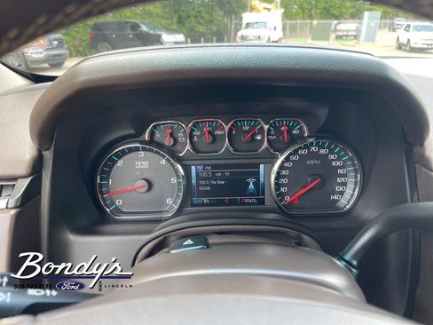 Used 2017 Chevrolet Suburban LT w/ Luxury Package RWD image 4