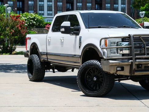 Used 2017 Ford F250 Lariat w/ Lariat Ultimate Package AWD/4WD image 2