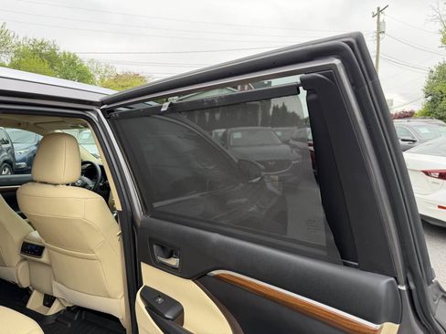 Used 2018 Toyota Highlander Limited AWD/4WD image 25