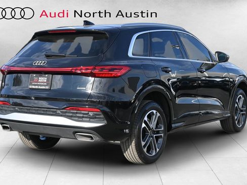Certified 2025 Audi Q5 Premium w/ Convenience Package image 3
