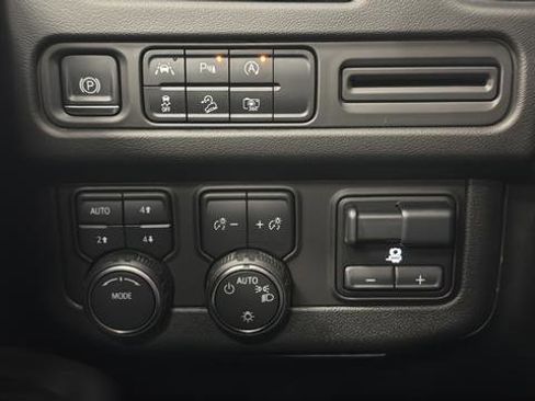 Used 2023 Chevrolet Tahoe Z71 w/ Luxury Package AWD/4WD image 34