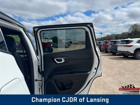 Used 2025 Jeep Compass Trailhawk AWD/4WD image 32