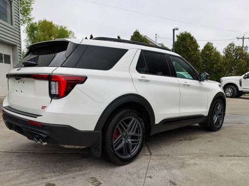 Used 2025 Ford Explorer ST AWD/4WD image 3