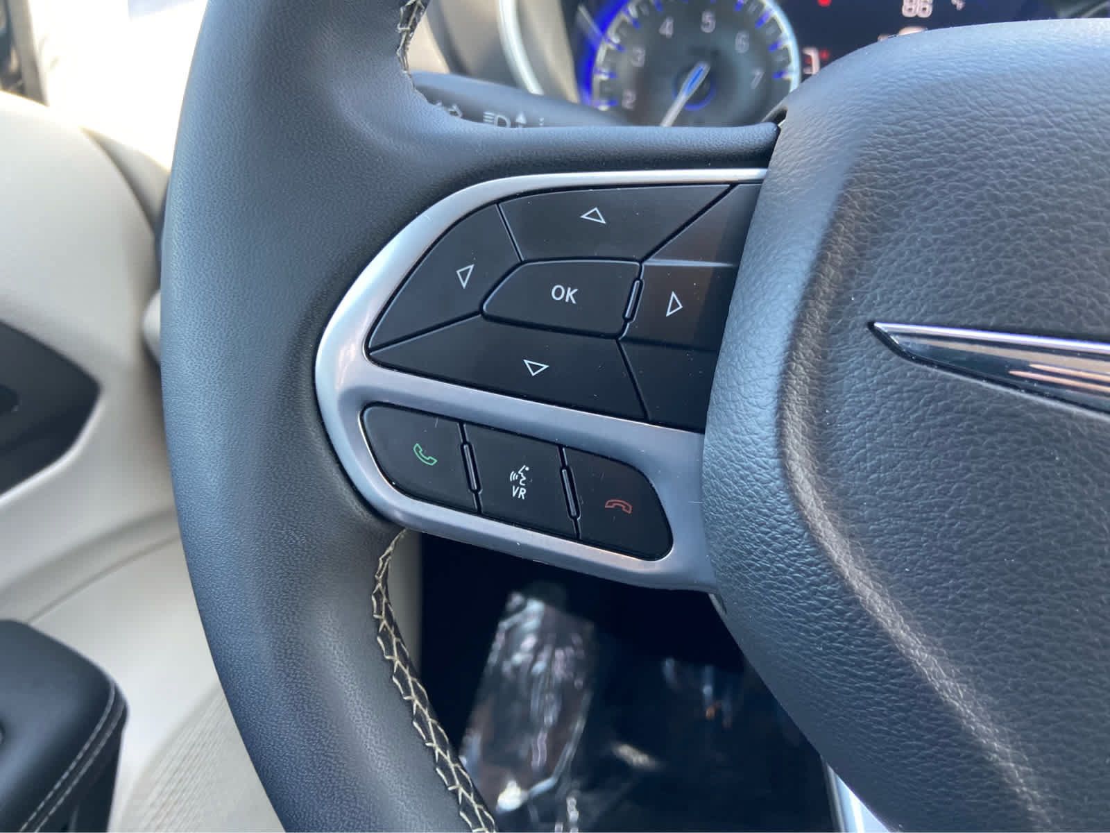 Used 2024 Chrysler Pacifica Touring-L FWD image 23