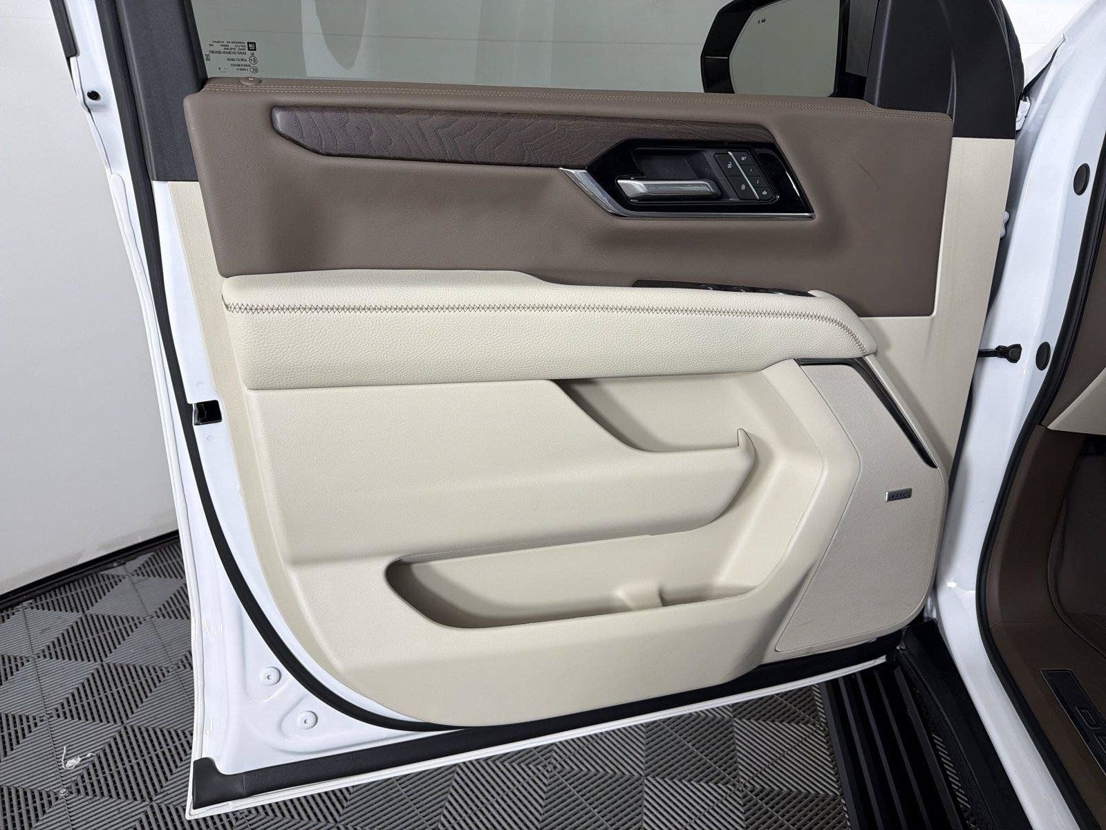 Used 2025 GMC Yukon XL Denali w/ Sun & Power Step Package RWD image 8