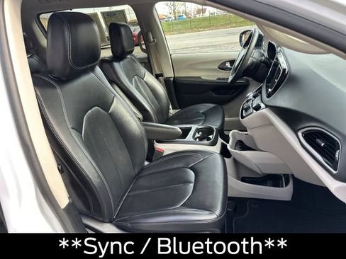 Used 2024 Chrysler Pacifica Touring-L FWD image 15