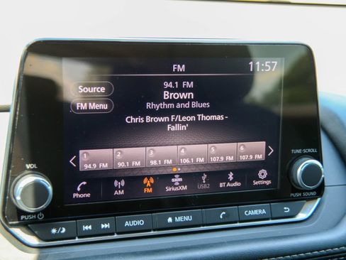 Used 2023 Nissan Rogue SV w/ SV Premium B Package FWD image 3
