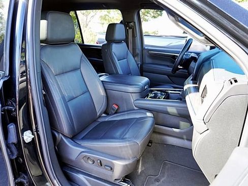 Used 2025 Chevrolet Suburban Z71 image 12