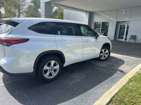 Used 2021 Toyota Highlander L image 3