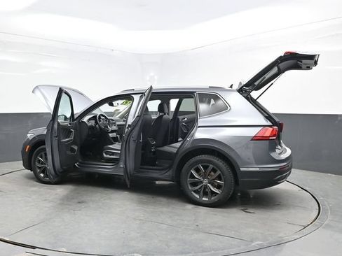 Used 2022 Volkswagen Tiguan SE w/ Panoramic Sunroof Package AWD/4WD image 37