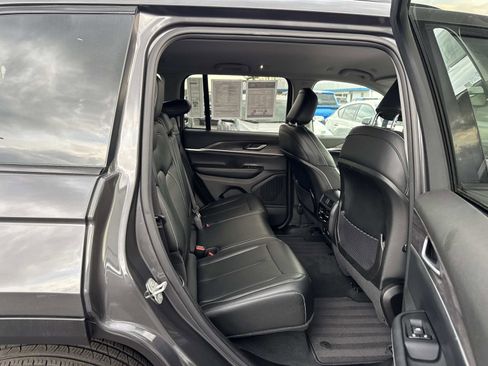 Used 2024 Jeep Grand Cherokee Limited w/ Black Appearance Package image 15