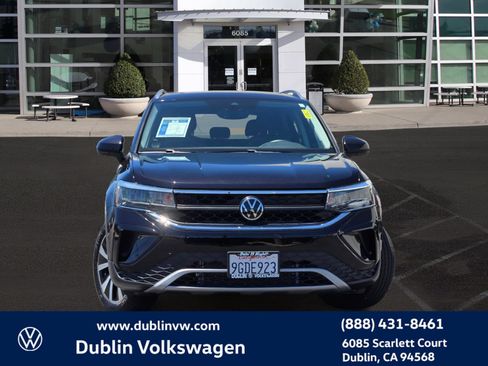 Certified 2023 Volkswagen Taos SE w/ Panoramic Sunroof Package FWD image 2
