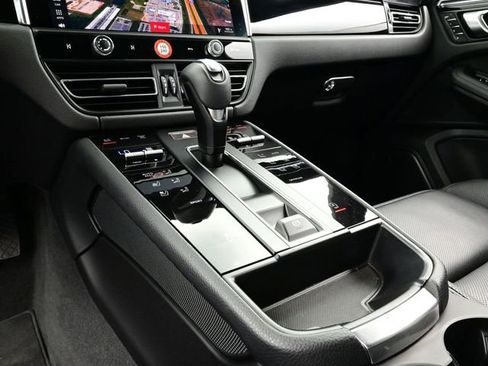 Certified 2025 Porsche Macan AWD/4WD image 11