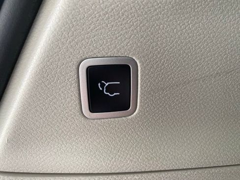 Used 2022 Chrysler Voyager LX FWD image 10