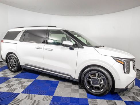 Used 2025 Kia Carnival SX FWD image 1