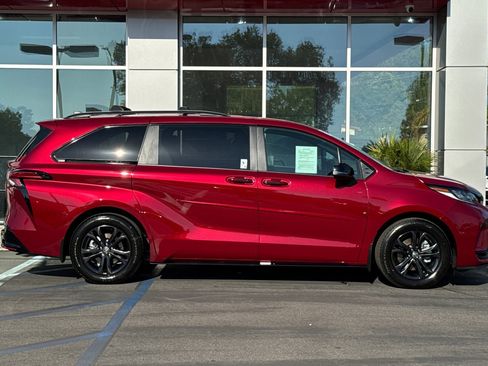 Certified 2025 Toyota Sienna XSE image 4