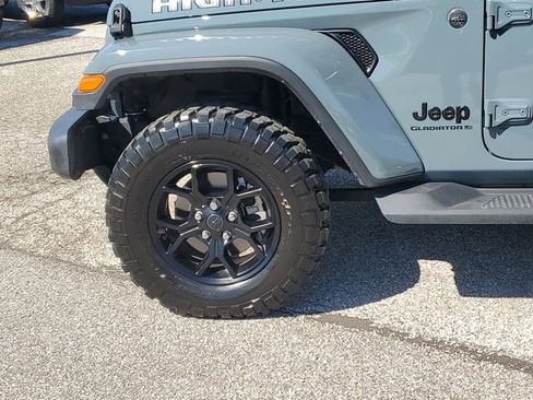 Used 2025 Jeep Gladiator Sport AWD/4WD image 8