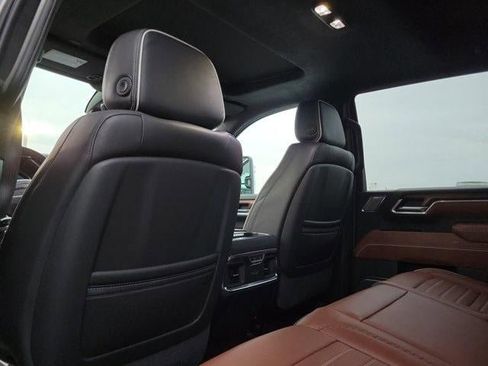 Used 2025 GMC Sierra 2500 Denali Ultimate image 9