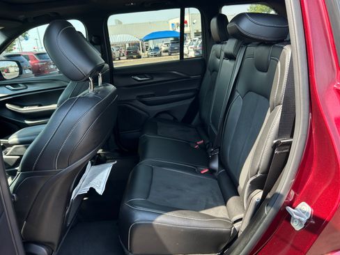 Used 2025 Jeep Grand Cherokee Altitude AWD/4WD image 17