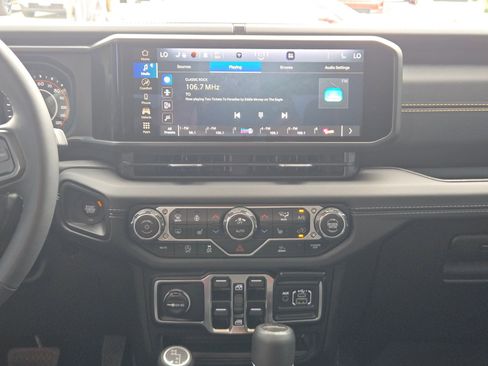 Used 2025 Jeep Gladiator Sport image 16