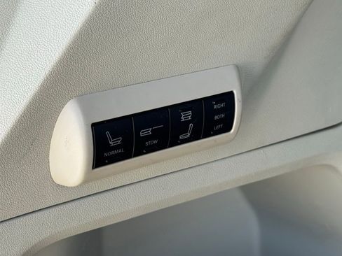 Used 2010 Volkswagen Routan SEL FWD image 43