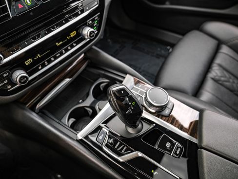 Used 2021 BMW 540i w/ Convenience Package image 25