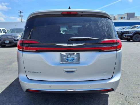Used 2024 Chrysler Pacifica Touring-L FWD image 19