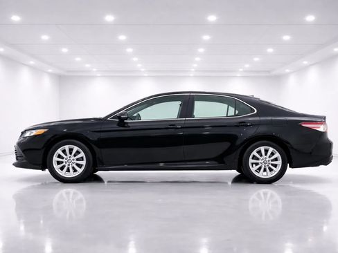 Used 2019 Toyota Camry LE image 2