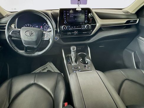 Used 2020 Toyota Highlander XLE AWD/4WD image 25